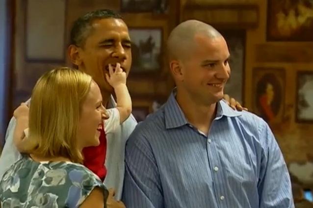 Un bebeluş a reuşit să-i bage mâna în gură lui Barack Obama (VIDEO)