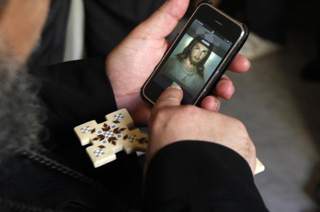 Biserica Ortodoxă Sârbă lansează o aplicaţie pe smartphone pentru accesarea de rugăciuni