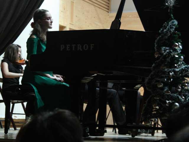 Premiată la festivaluri internaţionale, pianista Sofia Sălăjan este refuzată de filarmonicile din ţară