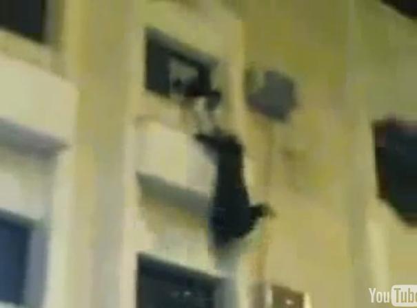 Un arab îşi aruncă nevasta pe geam de la etajul trei (VIDEO)