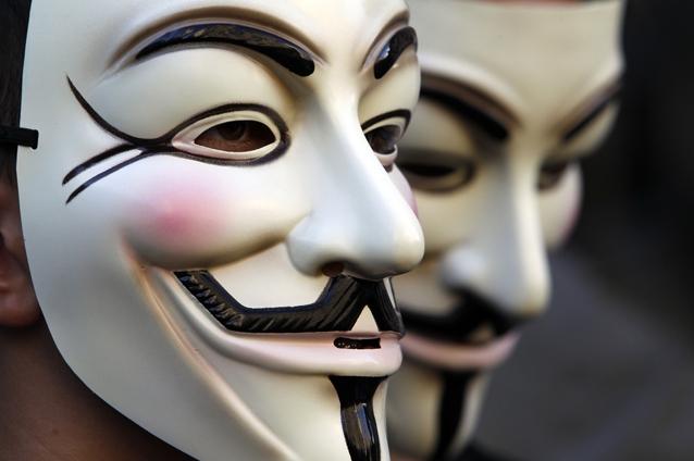 Grupul de hackeri Anonymous ameninţă cu noi atacuri informatice de Anul Nou