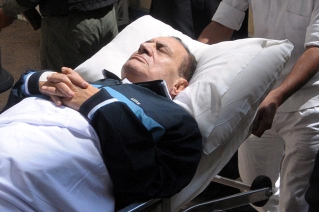 Hosni Mubarak, dus cu targa în sala de judecată