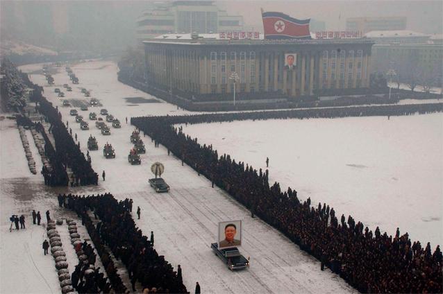 Uriaşul, photoshopul şi nord-coreenii. Cum au fost transformaţi în zăpadă jurnaliştii la înmormântarea lui Kim Jong-Il