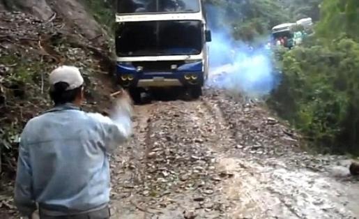 Cel mai periculos drum din lume a mai făcut o victimă: Momentul în care un autobuz, aflat pe "Drumul Morţii", cade în prăpastie (VIDEO)