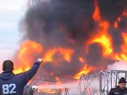 Incendiu la fabrica de cauciucuri de la Grăniceşti. UPDATE: Flăcările au cuprins şi secţia de producţie (VIDEO)