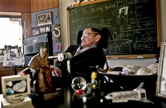 Stephen Hawking: Omenirea este ameninţată de un război nuclear devastator. Ca să scape, trebuie să colonizeze spaţiul