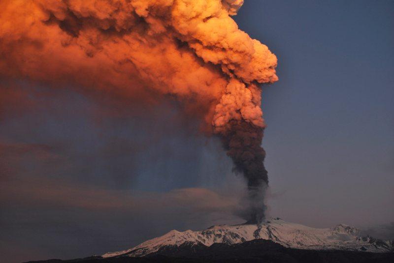 Spectacol incandescent în Sicilia. Etna a erupt din nou (VIDEO)