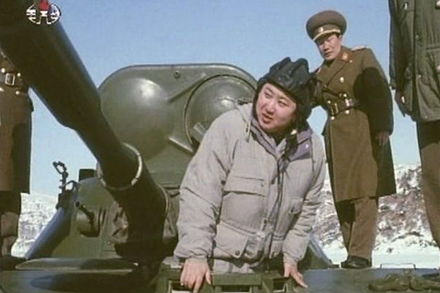 Kim Jong-un, călare pe un tanc de ziua sa. Noul lider de la Phenian, considerat "geniul geniilor" în strategie militară