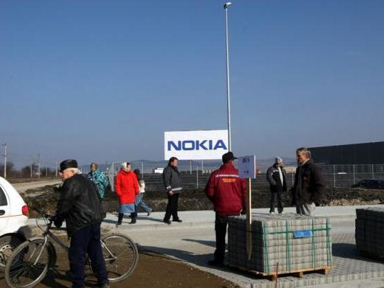 Şomerii de la Nokia din Jucu primesc bani dacă se angajează în alte oraşe