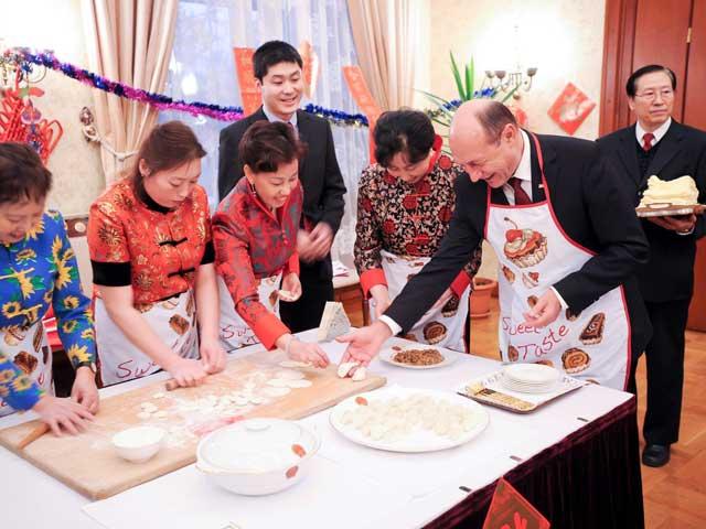 Băsescu, bucătar la Ambasada Chinei