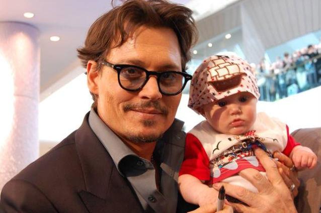Bebeluşul vedetă: O fetiţă de un an a cunoscut peste 100 de celebrităţi, printre care Johnny Depp, George Clooney sau Tom Hanks (FOTO)