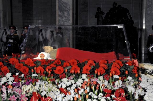 Trupul neînsufleţit al "liderului etern" Kim Jong-il va fi îmbălsămat şi expus în mausoleul Kumsusan din Phenian