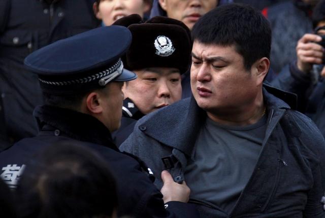 Bătăi şi alte violenţe în China, la vânzarea iPhone 4S. Apple a anunţat suspendarea completa a vânzării tuturor modelelor de iPhone