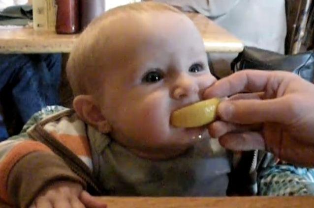 VIDEO: Momentul în care un bebeluş gustă prima oară o lămâie, vizionat în câteva zile de peste 100.000 de persoane