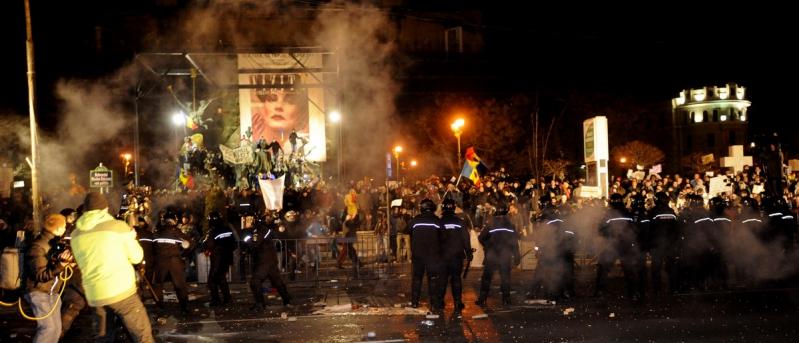 Protest in Piata Universitatii din Bucuresti. Imaginile zilei. 15 ianuarie 2012. 6308817