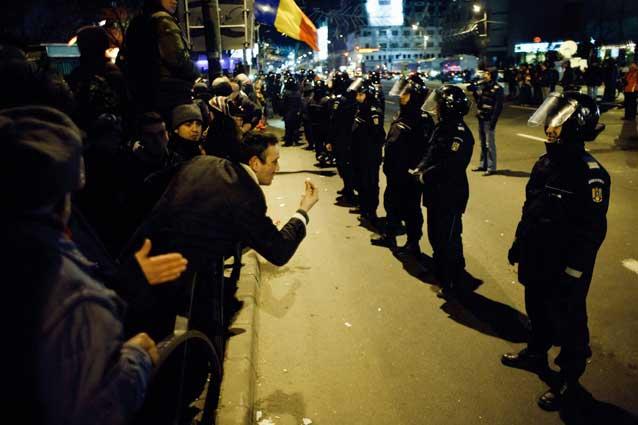 Stare de protest. Bucureşti, România, 2012. Un montaj video de excepţie (VIDEO)