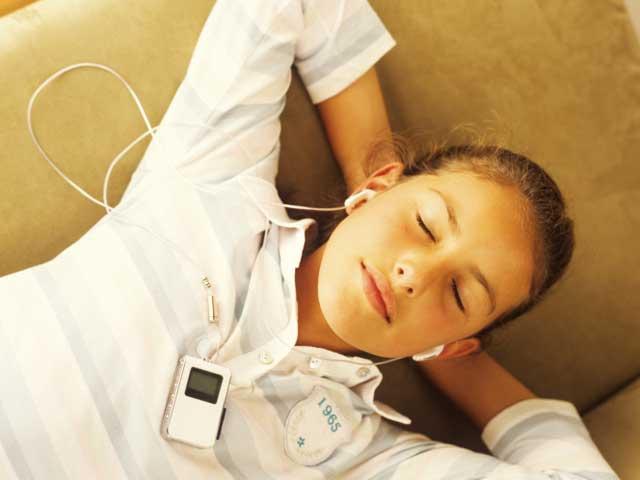 Un adolescent din patru poate să-şi piardă auzul din cauza muzicii ascultate la maximum, la iPod şi MP3