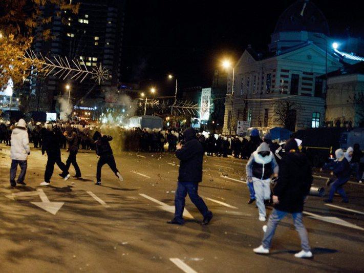 49 de persoane, duse la secţiile de poliţie după protestele de duminică seara din Capitală