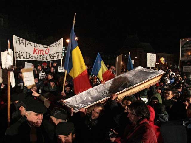 A patra zi de proteste în Bucureşti. O maşină a fost incendiată. Peste 100 de manifestanţi reţinuţi de jandarmi (VIDEO)