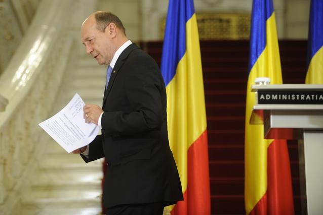 Demisia lui Băsescu şi ultimul banc cu salvarea privată, lansate pe internet