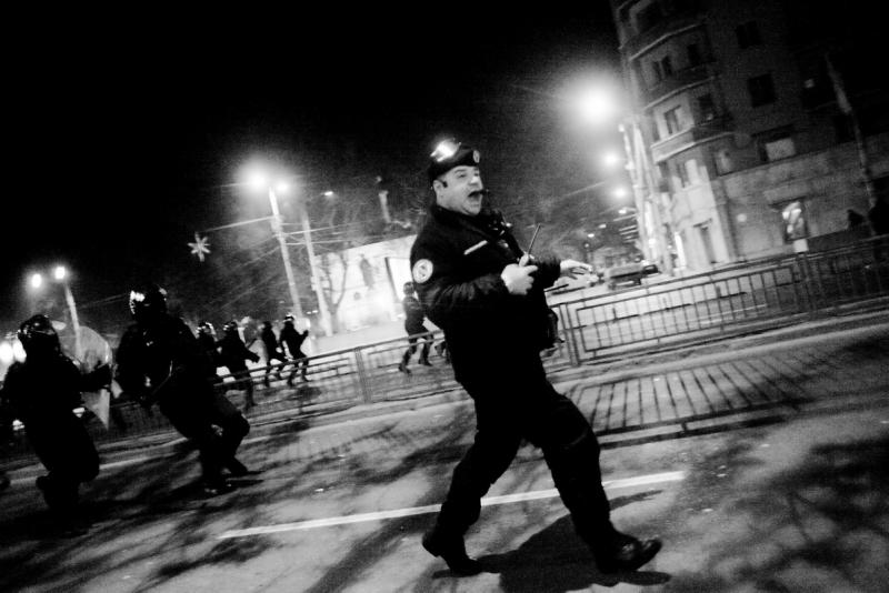 Protestele de la Bucureşti în alb şi negru 6359034
