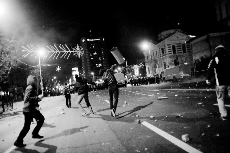Protestele de la Bucureşti în alb şi negru 6359037