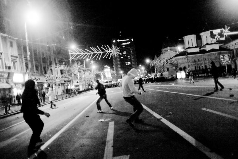 Protestele de la Bucureşti în alb şi negru 6359038