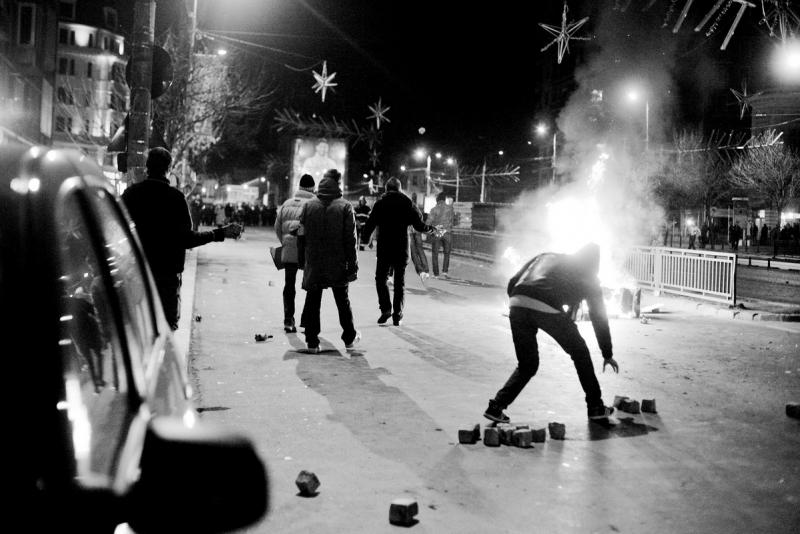 Protestele de la Bucureşti în alb şi negru 6359039