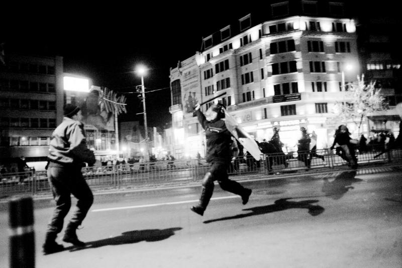 Protestele de la Bucureşti în alb şi negru 6359041
