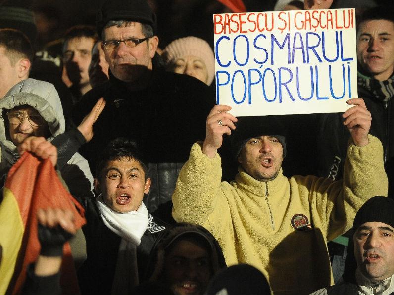 Proteste în ţară. Băsescu, Boc şi autorităţile locale, ţintele scandărilor