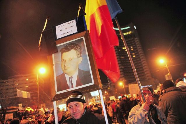 A şaptea zi de proteste. Jandarmii au periat zona Universitate-Romană. Locuitorii strigă din balcoane: "Nu daţi în copii!"