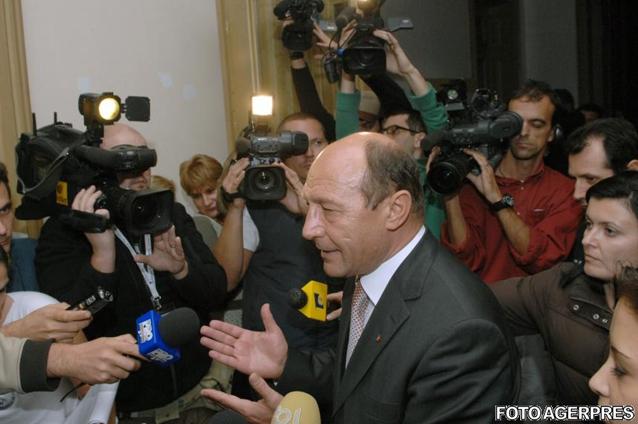 Băsescu, jurnaliştilor de la Cotroceni: Nu sunteţi la vreo manifestaţie, pe undeva?