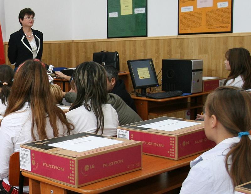 România SEGREGATĂ: diferenţe ULUITOARE între judeţe, la dotarea şcolilor cu calculatoare