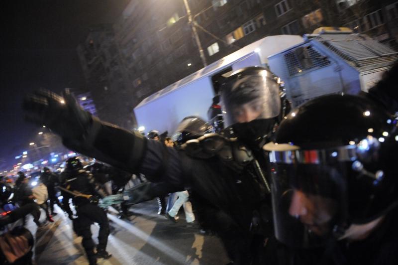 Vezi filmul degenerarii protestului din Piaţa Universitaţii. GALERIE FOTO 6541805