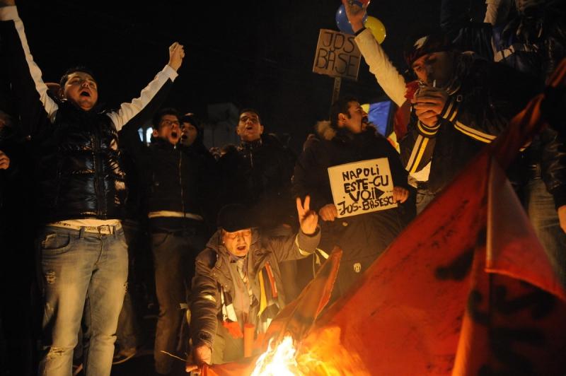 Vezi filmul degenerarii protestului din Piaţa Universitaţii. GALERIE FOTO 6541806