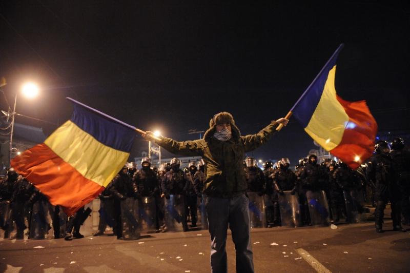 Vezi filmul degenerarii protestului din Piaţa Universitaţii. GALERIE FOTO 6541807