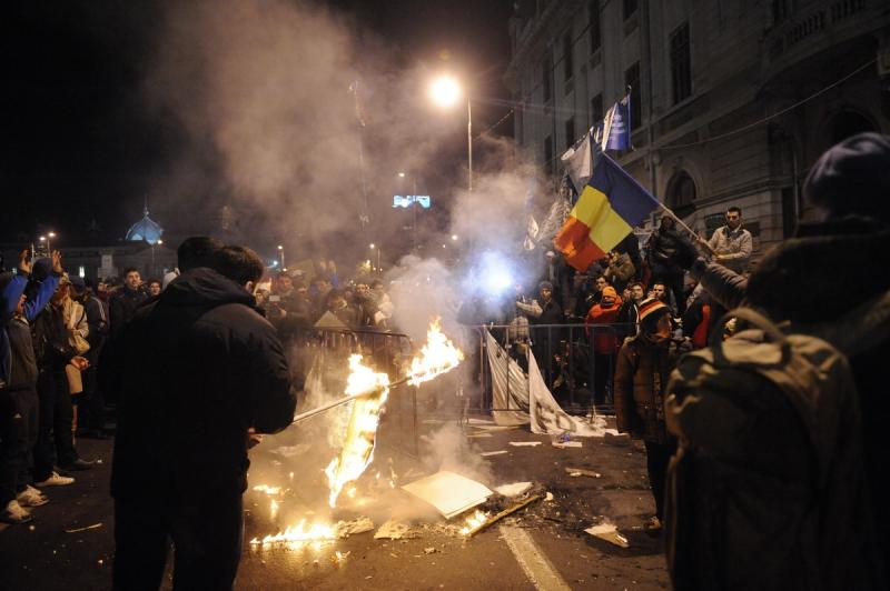 Vezi filmul degenerarii protestului din Piaţa Universitaţii. GALERIE FOTO 6541808
