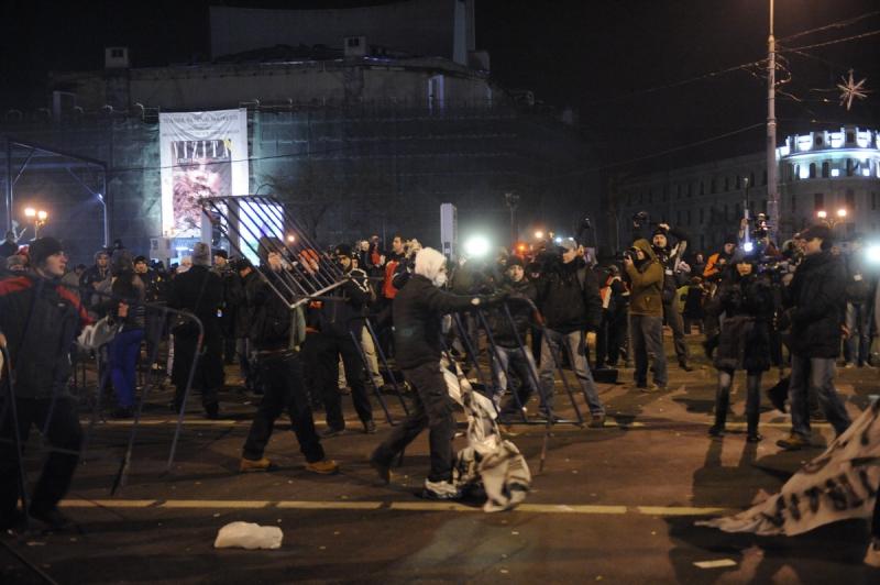 Vezi filmul degenerarii protestului din Piaţa Universitaţii. GALERIE FOTO 6541809