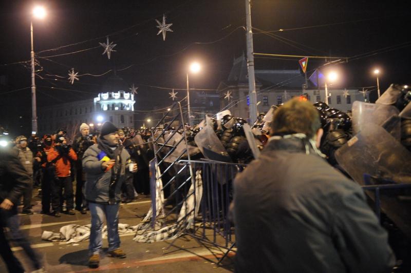 Vezi filmul degenerarii protestului din Piaţa Universitaţii. GALERIE FOTO 6541810