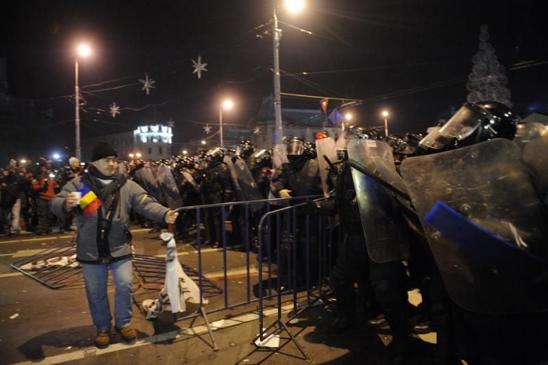 Vezi filmul degenerarii protestului din Piaţa Universitaţii. GALERIE FOTO 6541811