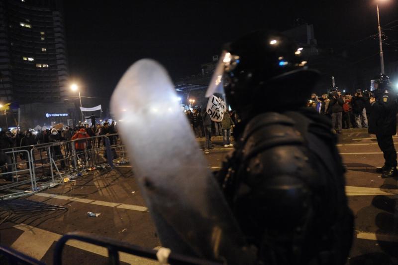 Vezi filmul degenerarii protestului din Piaţa Universitaţii. GALERIE FOTO 6541812