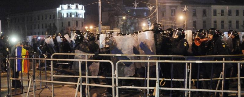 Vezi filmul degenerarii protestului din Piaţa Universitaţii. GALERIE FOTO 6541813