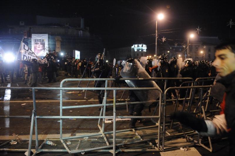 Vezi filmul degenerarii protestului din Piaţa Universitaţii. GALERIE FOTO 6541814