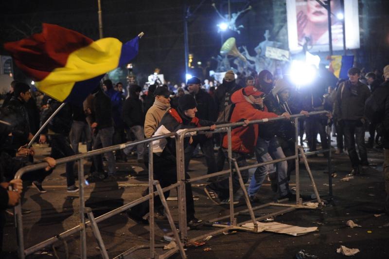 Vezi filmul degenerarii protestului din Piaţa Universitaţii. GALERIE FOTO 6541815