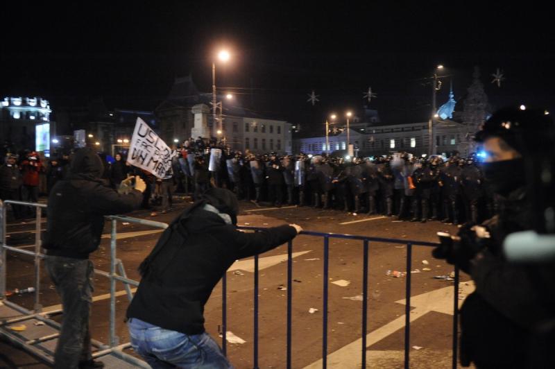 Vezi filmul degenerarii protestului din Piaţa Universitaţii. GALERIE FOTO 6541816