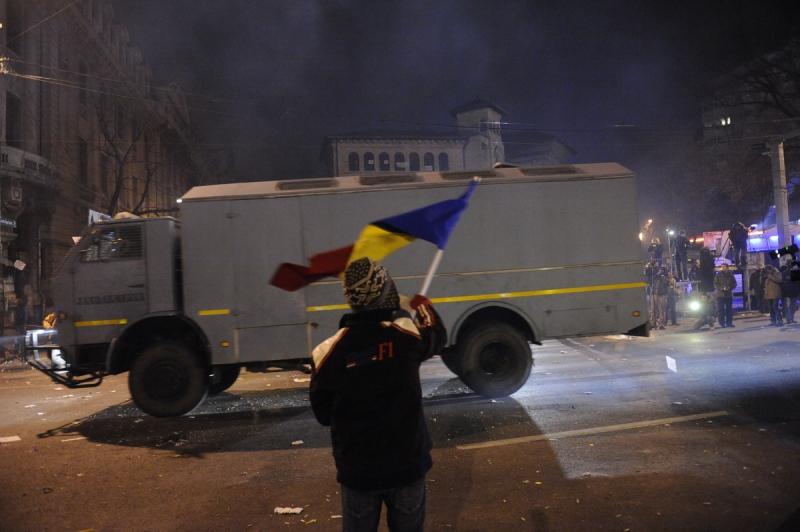 Vezi filmul degenerarii protestului din Piaţa Universitaţii. GALERIE FOTO 6541817