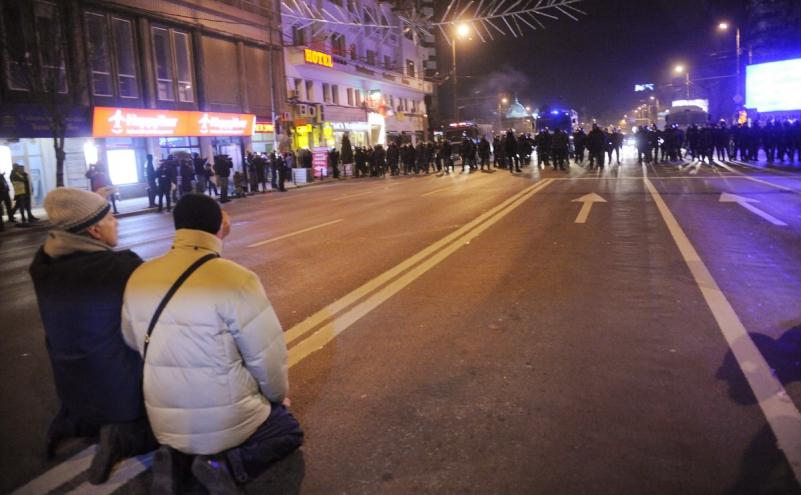 Vezi filmul degenerarii protestului din Piaţa Universitaţii. GALERIE FOTO 6541818
