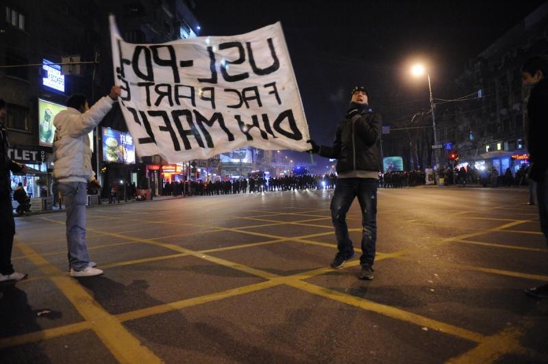 Vezi filmul degenerarii protestului din Piaţa Universitaţii. GALERIE FOTO 6541819