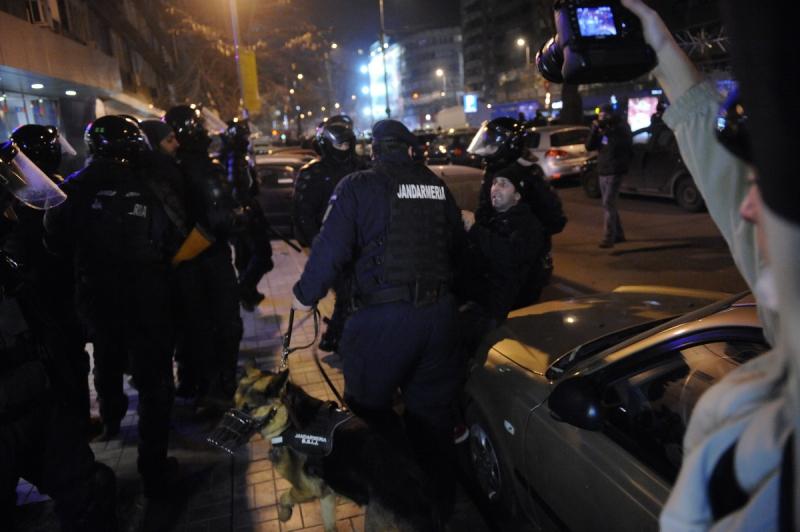 Vezi filmul degenerarii protestului din Piaţa Universitaţii. GALERIE FOTO 6541820