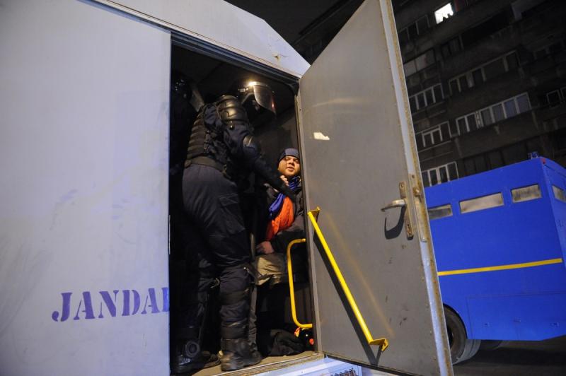 Vezi filmul degenerarii protestului din Piaţa Universitaţii. GALERIE FOTO 6541822